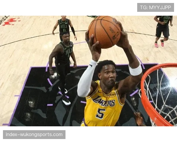 艾顿10投10中砍25+13 湖人内线支柱展现高效终结能力